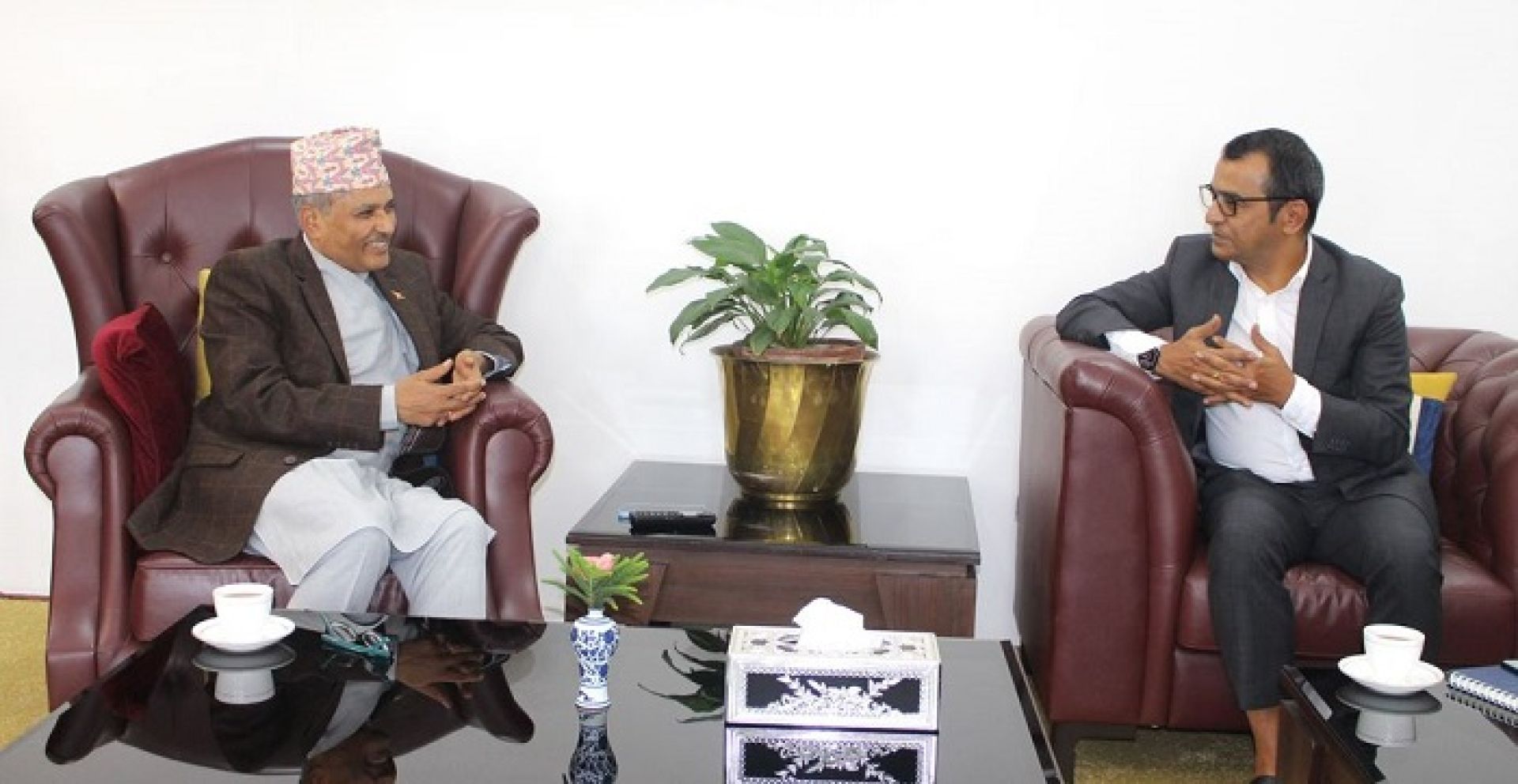 गभर्नर अधिकारी र सेबोन अध्यक्ष हमालबीच भेट, पुँजी बजारका विषयमा छलफल